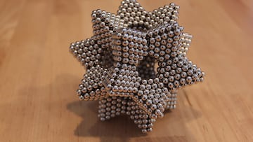 Un niño de 10 años recibe una sorpresa ilegal en una tienda falsa como regalo del Calendario de Adviento