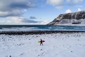 La nieve, la baja temperatura del agua... Nada detiene a estos surfistas que una temporada más disfrutan de la islas noruegas de Lofoten, en pleno Círculo Ártico.  