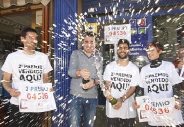 Varios de los agraciados del 04536, segundo premio de la Lotería de Navidad, lo celebran con cava en la administración número 2 de Callosa de Segura, Valencia. 