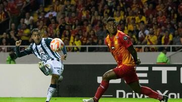 Pachuca�s Erick Sanchez (L) and Herediano�s Keyner Brown figt for the ball during the Concacaf Champions Cup quarterfinals football match between Costa Rica's Herediano and Mexico's Pachuca at the National Stadium in San Jose on April 3, 2024. (Photo by Ezequiel BECERRA / AFP)