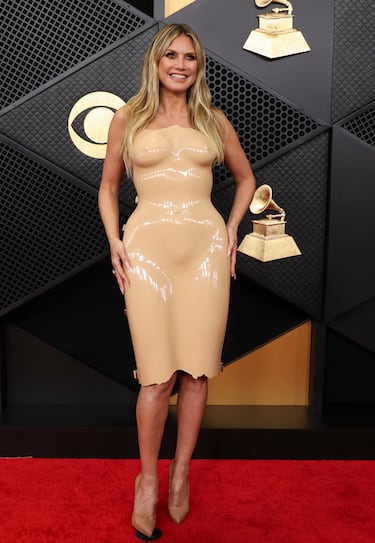 Heidi Klum posa en la alfombra roja.