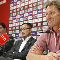 Adams: "He venido para patear el culo a los futbolistas..."