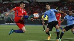 Futbol, Chile vs Uruguay.
 El jugador de la seleccion chilena Gary Medel, izquierda, juega el balon durante el partido clasificatorio al mundial de Rusia 2018 contra uruguaya disputado en el estadio Nacional de Santiago, Chile.
 15/11/2016
 Marcelo Hernandez/Photosport********
 
 Football, Chile vs Uruguay.
 Chile&#039;s player Gary Medel, left, controls the ball during the Russia World Cup 2018 qualifying football match against Uruguay at the National stadium in Santiago, Chile.
 15/11/2016
 Marcelo Hernandez/Photosport