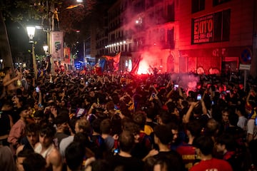Cientos de aficionados del Ftbol Club Barcelona celebran en la fuente de Canaletas, uno de los lugares emblemticos de la ciudad, la conquista de LaLiga 2025 tras la victoria 2-0 sobre el RCD Espanyol.