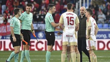 Julio Alonso y Tomeo piden explicaciones al colegiado vasco Esteban González.