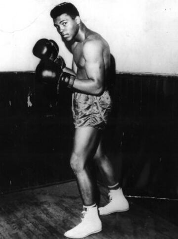 Muhammad Ali posando para un reportaje.