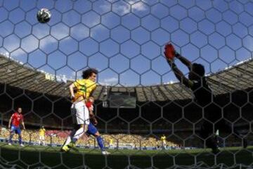 Por primera vez Chile no perdió en cancha en un Mundial con Brasil. La Roja llevó al extremo al Scratch y solo un penal en el poste de Gonzalo Jara le dio el paso a cuartos de su Copa del Mundo.