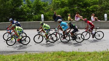 Alberto Contador, durante su ataque en La Madeleine, con Fabio Aru, Purito Rodr&iacute;guez...