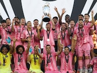 FORT LAUDERDALE, FLORIDA - DECEMBER 06: Lionel Messi #10 of Inter Miami CF lifts the Champion's trophy after winning the Audi 2025 MLS Cup Final match between Inter Miami CF and Vancouver Whitecaps FC at Chase Stadium on December 06, 2025 in Fort Lauderdale, Florida. Elsa/Getty Images/AFP (Photo by ELSA / GETTY IMAGES NORTH AMERICA / Getty Images via AFP)