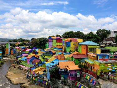 Ciudad situada en el este de la isla de Java, Indonesia. Fue el lugar de descanso preferido de los plantadores europeos en la época colonial. Los habitantes de Java Oriental la apodan "el París de Java Oriental".