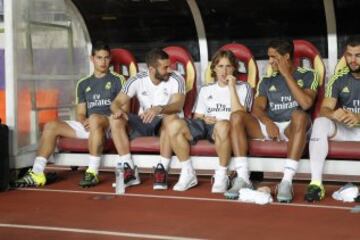 Banquillo del Real Madrid con James, Benzema, Modric, Varane y Nacho.