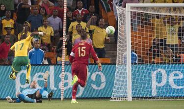 La fiesta acaba mal: España cayó en Sudáfrica y se rompió Valdés