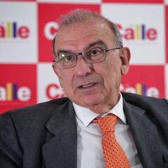 Humberto de la Calle sale en silla de ruedas del Senado tras sufrir desmayo