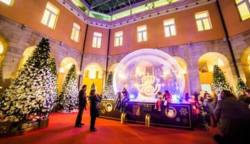 Correos abre las puertas de la sala ¡®La Alqueria¡¯ en la zona de exposiciones del Ministerio de Fomento en el Paseo de la Castellana. Los ni?os descubrir¨¢n en primera persona el viaje de las cartas que escriben a Pap¨¢ Noel y a los Reyes Magos. En varios escenarios los peque?os comprueban como sus deseos son redactados en una carta a la que se le echan polvos m¨¢gicos, se le pone un sello especial y pasa por una alfombra transparente hasta llegar a la c¨²pula de los deseos escondida entre ¨¢rboles tras pasar por una puerta secreta.