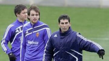 <b>EN ASCUAS. </b>Aurelio Gay da instrucciones a un grupo de futbolistas durante un entrenamiento de la pasada temporada, cuando dirigió la salvación desde el banquillo.