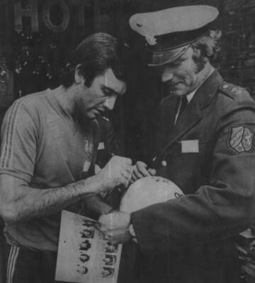 Perfumo firmando el balón de un partido. 