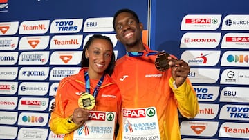 Ana Peleteiro y Lester Lescay, con sus medallas en los Europeos bajo techo de Apeldoorn 2025 (foto RFEA).