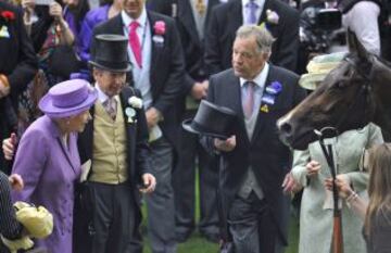La Reina Isabel II se acerca a su caballo, Estimate, ganador de la Copa de Oro en el Ladies' Day del Royal Ascot. Siendo la primera vez que gana un caballo cuyo dueño es un monarca reinante.