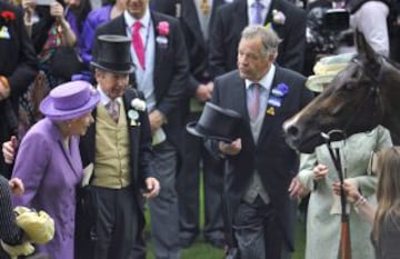 La Reina Isabel II se acerca a su caballo, Estimate, ganador de la Copa de Oro en el Ladies' Day del Royal Ascot. Siendo la primera vez que gana un caballo cuyo dueño es un monarca reinante.