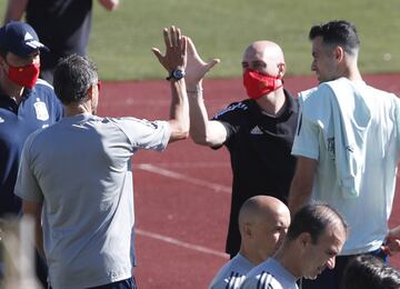 Luis Enrique y Luis Rubiales, se saludan. 

 


