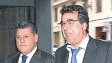 <b>CÓNCLAVE. </b>Enrique Ortiz y Valentín Botella, ayer, entrando al Ayuntamiento.