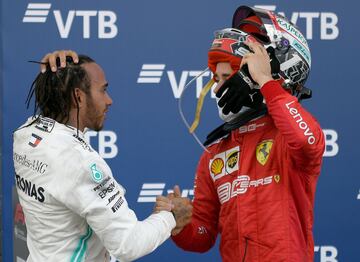 El piloto británico celebra su victoria en Sochi.