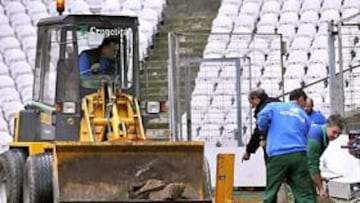 El Athletic ha iniciado hoy la sustitución del césped de San Mamés.