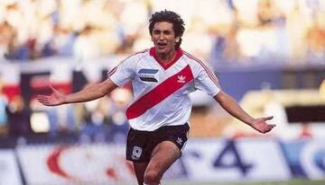 Debutó con River Plate en 1978, donde estuvo hasta 1982 en su primera etapa. Regresó al club argentino en 1991 hasta 1993.