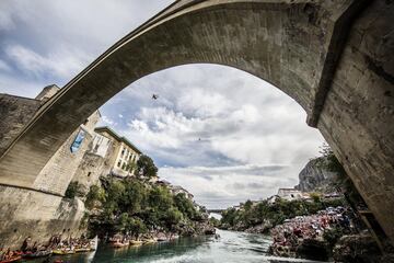 Jonathan Paredes, de México, se lanza desde la plataforma de 27 metros en Stari Most durante el primer día de competición de la quinta parada del Red Bull Cliff Diving World Series.