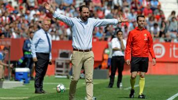 El entrenador del Girona, Pablo Machín, durante el partido contra el RCD Espanyol de la trigésima cuarta jornada de Liga de Primera División diputado hoy en el Campo Municipal de Montilivi.