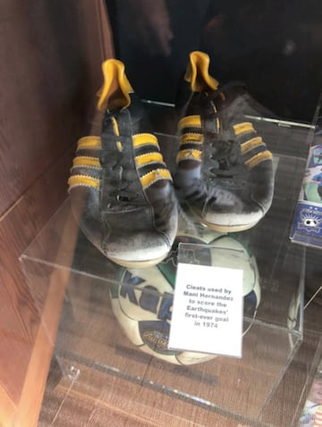 Las botas con las que Mani Hernández marcó el primer gol en la historia de los San José Earthquakes están colocadas en un lugar destacado del museo de los 'Quakes'.