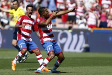 El Arabi (Granada CF) y Lass (Granada CF) celebran el 2-0 ALEGRIA