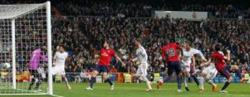 El primer gol del partido, obra de Benzema. 1-0.