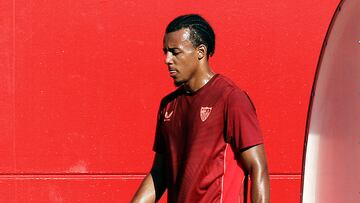 GRAFAND1837. SEVILLA, 21/07/2022.-El central francés Jules Koundé ha hecho trabajo específico al margen del grupo y se ha dejado ver mientras se ultima su salida del club rumbo al Chelsea inglés, durante el entrenamiento realizado por el equipo sevillista de Julen Lopetegui este jueves antes de viajar a Lagos (Portugal). EFE/ Raúl Caro.
