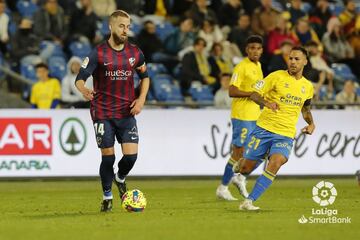 El central del equipo oscense sigue rindiendo a un nivel muy alto. Esta jornada no consiguió ver puerta, pero volvió a ser el líder de la defensa del equipo de Ziganda, aunque en esta ocasión no pudo evitar el gol de Curbelo.