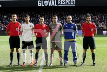 Valencia-Rayo Vallecano. El árbitro Eduardo Prieto Iglesias acompañado por sus asistentes Francisco Javier García Sabuco y Joan Méndez Mateo, el cuarto árbitro Luis Collado López y los capitanes Dani Parejo y Trashorras. 