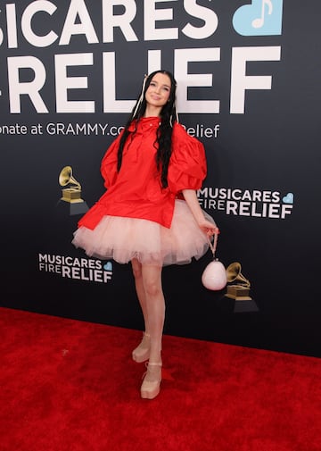 Poppy posa en la alfombra roja de los Grammys 2025 en ell Crypto.com Arena situado en la ciudad de Los ?ngeles, en California.