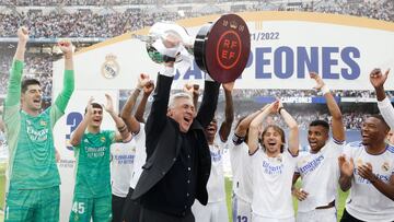 Carlo Ancelotti, entrenador del Real Madrid, levanta el trofeo de campeón de Liga sobre el césped del Bernabéu.