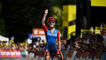 Cedrine Kerbaol celebra su triunfo en el Tour Femmes.