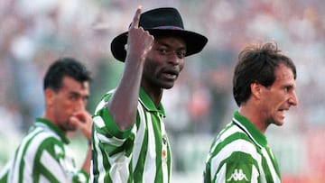 Finidi celebra un gol con el sombrero cordobés durante un partido entre el Betis y el Oviedo.