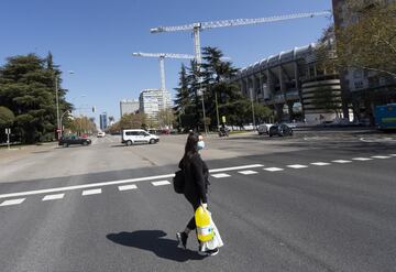 El conjunto blanco sigue dando forma a la remodelación del Santiago Bernabéu. El Estado de Alarma decretado por el Gobierno no ha paralizado las obras.