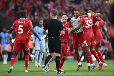 Los Reds celebran el título número 20 de liga tras golear al Tottenham 5-1 en el estadio de Anfield.