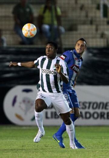 QUI05. MANTA (ECUADOR), 07/05/2015.- Emanuel Herrera (i) del Emelec de Ecuador disputa el balón con Óscar Murillo (i) del Atlético Nacional de Colombia hoy, jueves 7 de mayo de 2015, durante un partido por la Copa Libertadores en el estadio Jocay en Manta (Ecuador). EFE/José Jácome