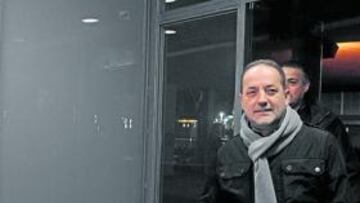 <b>TALANTE. </b>Agapito Iglesias, a su llegada al estadio de La Romareda para el encuentro que celebró con las peñas del Real Zaragoza.