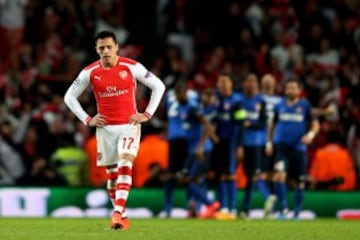 Alexis Sánchez no pudo ayudar al Arsenal ante Mónaco.