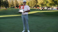 El golfista estadounidense Max Homa posa con el trofeo de campe&oacute;n del Fortinet Championship en el Silverado Resort and Spa de Napa, California.