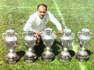 “El mejor jugador de todos los tiempos”, según la web oficial del Madrid. El palmarés de la Saeta Rubia es dorado: cinco Copas de Europa consecutivas, una Intercontinental, dos Balones de Oro (1957 y 1959), el único jugador tiene un Súper Balón de Oro, 308 goles... Su carta de presentación decía delantero, pero estaba en todas partes. Otro triunfo de Bernabéu con el Barça en los despachos. Fue Presidente de Honor del Madrid hasta su fallecimiento (7 de julio de 2014). 