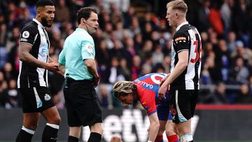 23 October 2021, United Kingdom, Leeds: Crystal Palace&#039;s Luka Milivojevic (ground) reacts to an injury during the English Premier League soccer match between Crystal Palace and Newcastle United at Selhurst Park Stadium. Photo: Jonathan Brady/PA Wire/