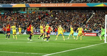 La lateral izquierda sevillana soltó un zambombazo que se coló en la portería sueca y puso el, a la postre definitivo, 2-1 en el marcador.