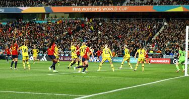 La lateral izquierda sevillana soltó un zambombazo que se coló en la portería sueca y puso el, a la postre definitivo, 2-1 en el marcador.